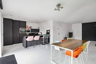 Maison familiale récente avec atelier arrière / 3 garages, idéalement située dans la campagne de Sint-Katelijne-Waver. Cette maison récente,...