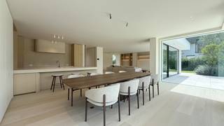 <p>Exclusieve nieuwbouwvilla aan de rand van het Zoute...</p>
<p>Op een prachtig georiënteerd perceel, vlak bij de Kalfmolen, bevindt zich deze luxueuze villa die modern design combineert met de herkenbare Knokse elegantie. Ontworpen door Project Architects onder leiding van Piet Bailyu en met een hoogwaardige interieurafwerking door Chrisma, biedt dit eigendom het summum van verfijnd wonen in een absolute toplocatie.</p>
<p>Bij binnenkomst verwelkomt een royale inkomhal met ruime vestiaire en gastentoilet u in een interieur dat klasse en comfort ademt. De leefruimte met salon en eetplaats, voorzien van een stijlvolle gashaard, opent naar het zonovergoten terras en de fraai aangelegde tuin. Aansluitend bevindt zich de grote leefkeuken met centraal kookeiland, uitgerust met de nieuwste toestellen en een praktische bijkeuken met extra bergruimte.</p>
<p>Op de eerste verdieping wachten 3 ruime slaapkamers, elk voorzien van een eigen badkamer en dressing, aangevuld met een handige bureauruimte op de nachthal. De tweede verdieping biedt een multifunctionele ruimte die naar wens kan worden ingericht, bijvoorbeeld als vierde slaapkamer, fitness of hobbykamer.</p>
<p>Een inpandige garage met plaats voor twee wagens, een open fietsenberging en extra berging vervolledigen het geheel, naast meerdere staanplaatsen op het perceel zelf. De tuin, ontworpen door Dominique Eeman, biedt de mogelijkheid tot de aanleg van een zwembad en vormt de perfecte plek om in alle privacy te genieten van de zon en het buitenleven.</p>
<p>Geavanceerde technieken zoals geothermie, vloerverwarming, airconditioning en een gashaard garanderen een eigentijdse en duurzame woonervaring.</p>
<p>Een uitzonderlijke villa die luxe, comfort en architecturale klasse combineert op één van de meest gegeerde locaties van Knokke.</p>