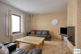 Deze zeer ruime woning is rustig en residentieel gelegen in Humelgem. Volledig vernieuwd in 1995 biedt nog tal van uitbreidingsmogelijkheden...