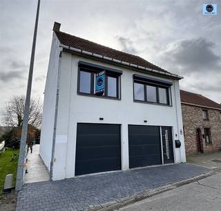 <p><span>GERENOVEERDE HOB MET GROTE TUIN EN 2 GARAGES</span></p><p><span>Richtprijs : 399.000 euro</span></p><p><span> </span></p><p><span>Deze woning is als volgt ingedeeld : inkomhal met toegang tot toilet, ruime living van +- 30 m², eetruimte en keuken van +- 35m².</span></p><p><span> </span></p><p><span>Achter de keuken bevindt zich een berging met aansluitingen voor wasmachine, droogkast en extra bergruimte.</span></p><p><span> </span></p><p><span>Verder treft u nog het zonnige terras van +-80m² en een grote tuin.</span></p><p><span> </span></p><p><span>Op de 1ste verdieping vindt u 2 ruime slaapkamers en een badkamer met dubbele lavabo, toilet en bad.<br /><br /></span></p><p><span>Op de 2de verdieping treft u nog een zolder, deze kan ingericht worden als extra slaapkamers.</span></p><p><span> </span></p><p><span>De woning is voorzien van dubbele beglazing in PVC met elektrische rolluiken en wordt verwarmd met electriciteit en warmtepomp.</span></p><p><span> </span></p><p><span>Troeven : - 2 inpandige garages</span></p><p><span>                - lichtrijke leefruimtes</span></p><p><span>                - grote en zonnige tuin/terras</span></p><p><span> </span></p><p><span>Aarzel niet en bel 0472/29.25.04 of mail louis@svena.be </span></p><p><span>Stedenbouwkundig uittreksel/inlichtingen in aanvraag!</span></p><p><span>Deze gegevens zijn louter informatief en wij kunnen niet aansprakelijk gesteld worden voor eventuele onjuistheden. De bewoonbare oppervlakte is slechts indicatief.</span></p>