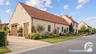 LUMMEN - Totaal te renoveren hoeve met schuur op 1,4ha<br /><br />Op een zeer centrale doch landelijke locatie in Lummen vinden we deze voormalige hoeve met twee woningen en diverse bijgebouwen, gelegen op een perceel van maar liefst 1ha40a.<br /><br />De eigendom bestaat uit twee woningen die mits een totaalrenovatie kunnen worden samengevoegd tot één geheel. De huidige indeling maakt de eigendom eveneens geschikt voor kangoeroewonen, wonen met kantoor/praktijkruimte, atelier, opslag of andere invullingen.<br /><br />De woningen en bijgebouwen bevinden zich op 46a20ca, met daarachter nog 94a30ca weiland. Het perceel heeft een straatbreedte van circa 65 meter.<br /><br />Woning nr. 4 omvat op het gelijkvloers een keuken, leefruimte met eetplaats en badkamer. Op de verdieping bevinden zich twee slaapkamers. Aansluitend is er een ruim bijgebouw met verschillende kamers.<br /><br />Woning nr. 6 beschikt over een ruime keuken met eetplaats, een grote leefruimte en badkamer op het gelijkvloers. Op de verdieping zijn er twee slaapkamers en een ruime overloop. Aansluitend bevindt zich een grote schuur met betonnen welfsels en een zeer ruime zolder, die rechtstreeks vanuit de woning bereikbaar is.<br /><br />Verder zijn er nog verschillende stallingen en bijgebouwen aanwezig.<br /><br />Bij een renovatie dient rekening te worden gehouden met de stedenbouwkundige mogelijkheden en eventuele afbraak van bepaalde constructies, afhankelijk van de gewenste bestemming en de vereiste vergunningen.<br /><br />Een eigendom met veel mogelijkheden voor wie op zoek is naar ruimte, zowel voor wonen als werken.<br />Contacteer ons gerust voor meer informatie over de mogelijkheden.<br /><br />Een opportuniteit voor wie op zoek is naar een hoeve als totaalproject waar men een nieuw verhaal kan schrijven. Voor meer informatie of een bezoek, kan u ons steeds contacteren: 053/60.65.66.<br /><br />(*) De visualisaties hebben geen juridische waarde.