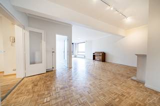 We Invest heeft het genoegen u dit lichtrijke appartement van 83 m² voor te stellen, gelegen op de 4e verdieping van een gebouw uit 1972. Dankzij de zuidoostelijke oriëntatie geniet het appartement van veel natuurlijk licht en een prachtig uitzicht op de Sint-Gertrudiskerk van Nijvel.<br /><br />Ideaal gelegen, bevindt het zich op wandelafstand van alle voorzieningen: scholen, winkels, belangrijke invalswegen en recht tegenover het Parc de la Dodaine.<br /><br />Het gebouw beschikt bovendien over een conciërgeservice, wat zorgt voor extra comfort en veiligheid in het dagelijks leven.<br /><br />Het appartement bestaat uit een inkomhal met ingebouwde kasten die toegang geeft tot een aangename woon- en eetkamer met een mooie parketvloer en een functionele open haard. De uitgeruste keuken, die wat opfrissing kan gebruiken, biedt toegang tot een klein balkon van ongeveer 4 m².<br /><br />De nachthal geeft toegang tot twee slaapkamers van respectievelijk 10 m² en 14 m². Verder beschikt het appartement over een recent gerenoveerde douchekamer met dubbele wastafel, inloopdouche en aansluiting voor een wasmachine. Een apart toilet, eveneens recent gerenoveerd, vervolledigt het geheel.<br /><br />Technische kenmerken: EPC B, conforme elektrische installatie, centrale verwarming op gas en houten ramen met dubbele beglazing (1995).<br /><br />Biedingen vanaf €249.000, onder voorbehoud van aanvaarding door de eigenaars.<br /><br />Er is tevens de mogelijkheid om een afgesloten garagebox aan te kopen voor een meerprijs van 25.000€