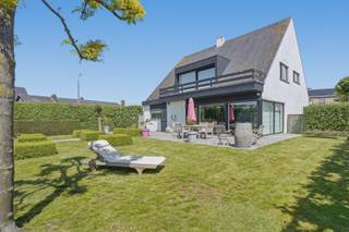 Rustig gelegen alleenstaande woning met prachtige tuin op een perceel van 980 m² in een residentiële woonwijk te Eernegem. Deze ruime gezinswoning beschikt over een bruikbare vloeroppervlakte van 264 m² en combineert comfort, licht en praktische indeling.<br /><br />Op het gelijkvloers vindt u een inkomhal met gastentoilet, een apart bureau ideaal voor thuiswerk of vrij beroep, een lichtrijke leefruimte met parketvloer en zicht op de tuin, alsook een uitgeruste keuken met ontbijthoek. De inpandige garage beschikt over een elektrische sectionale poort, aansluiting voor wasmachine, waterontharder en condenserende Bosch-ketel op aardgas.<br /><br />Op de verdieping bevinden zich 3 volwaardige slaapkamers met ingemaakte kasten en 2 badkamers, waarvan één met inloopdouche en één met ligbad. Er is de mogelijkheid voor een vierde slaapkamer te creëren. Daarnaast is er een ruime geïsoleerde stapelzolder aanwezig.<br /><br />Buiten geniet u van een groot zonneterras, een verzorgde tuin, een extra houten garage met elektrische poort én een praktisch tuinhuis met elektriciteit.<br /><br />Extra troeven:<br /><br />✔ Conforme elektriciteit tot 2046<br />✔ Elektrische screens<br />✔ Rustige en kindvriendelijke ligging<br />✔ Ingemaakte kasten<br />✔ Aparte bureau<br />✔ 2 garages<br /><br /><br />Een ideale woning voor wie op zoek is naar ruimte, comfort en een mooie tuin in een rustige omgeving.