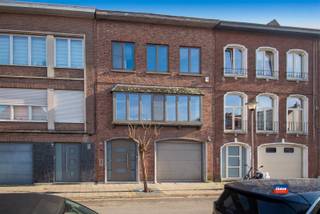 <p><span>HOBOKEN | BEL-ETAGE MET VIER SLAAPKAMERS, ZONNIGE TUIN EN GARAGE | BEWOONBARE OPPERVLAKTE ca. 170m² | EPC D|</span></p><p><span>Indeling als volgt : gelijkvloers :  inpandige garage - inkomhal - wasplaats met douchekamer - zonnige tuin met tuinhuis.</span></p><p><span>Eerste verdieping : traphal - ruime woonkamer met veel lichtinval en keuken. </span></p><p><span>Tweede verdieping : traphal - 4 slaapkamers - badkamer met douche, toilet en lavabomeubel. </span></p><p><span> </span></p><p><span>Extra troeven:</span></p><p><span>- Zeer gunstig gelegen </span><span>in de rustige, kindvriendelijke Europawijk</span></p><p><span>- Royale woonkamer met veel lichtinval</span></p><p><span>- Condensatieketel </span></p><p><span>- In de nabijheid van scholen, openbaar vervoer en winkels</span></p><p><span> </span></p><p><span> </span></p>