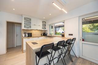 <strong>Ruime open bebouwing met 4 slaapkamers, 2 badkamers, inpandige garage, veranda en een uitzonderlijk ruime tuin met achterliggend groen. EPC: label C (260 kWh/m²). De woning is bovendien uitgerust met zonnepanelen en thuisbatterij. Elektriciteit conform en asbestvrij.<br /><br />Ligging: </strong>een rustig en groen gelegen woning. De woning combineert een aangename woonomgeving met een vlotte bereikbaarheid van het centrum van Geel en de omliggende voorzieningen.<br /><strong><br />Indeling: 0: </strong>inkomhal, woonkamer, keuken, veranda, badkamer, apart toilet, inpandige garage, polyvalente ruimte en tuin. <strong>+1</strong>: nachthal, 4 slaapkamers en badkamer en zolderverdieping. <strong>-1</strong>: Kelderberging. Buiten: terras en tuin. <strong><strong><br /><br />Omschrijving: </strong></strong>deze ruime vrijstaande woning is gelegen op een bijzonder royaal perceel en biedt heel wat woonruimte in combinatie met een groene en rustige omgeving. <br /><br />Via de inkomhal komt u binnen in de lichtrijke leefruimte, die voldoende plaats biedt voor zowel een gezellige zithoek als een ruime eetplaats. De grote raampartijen zorgen voor veel natuurlijke lichtinval. Aansluitend bevindt zich de volledig uitgeruste keuken met voldoende werk- en kastruimte en een praktische ontbijthoek. Vanuit de keuken en leefruimte is er toegang tot de veranda, vanwaar u uitkijkt op de tuin. <br /><br />Op het gelijkvloers bevinden zich daarnaast een eerste badkamer met douche en aansluiting voor wasmachine en droogkast. Verder is er ook een apart toilet, een inpandige garage en een polyvalente ruimte die naar wens kan worden ingericht als bureau, hobbyruimte of kan dienen als een extra berging.
<p>Op de eerste verdieping bevinden zich vier volwaardige slaapkamers en een ruime badkamer. Deze is uitgerust met een ligbad, inloopdouche, dubbele wastafel en toilet. <span></span></p>
<p>Een bijkomende troef is de zolderverdieping, die heel wat extra opslagmogelijkheden biedt. Daarnaast beschikt de woning eveneens over een kelder. <span></span></p>
<p>Buiten valt vooral het uitzonderlijk ruime perceel op. De woning beschikt over een veranda en een diepe tuin die achteraan overgaat in een groene omgeving. Hierdoor geniet u van veel ruimte, privacy en een aangenaam uitzicht op het groen.<br /><br /><strong>Bijzondere informatieplicht</strong>: omgevingsvergunning stedenbouwkundige handelingen uitgereikt, woongebied met landelijk karakter, geen rechterlijke herstelmaatregel of bestuurlijke maatregel opgelegd, voorkooprecht ruimtelijke ordening: RVV De Vlaamse Waterweg, geen omgevingsvergunning voor verkavelen van gronden, geen watergevoelig openruimtegebied.</p>