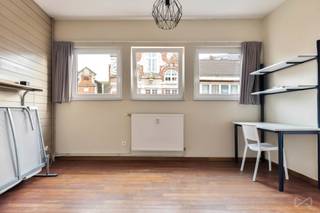 <p>Ontdek deze slim ingedeelde studio van 20 m² in hartje Leuven, gelegen in de levendige Diestsestraat, dé winkel- en wandelboulevard van de stad. Dankzij deze toplocatie geniet je van een ongeëvenaarde bereikbaarheid en bevinden winkels, horeca, openbaar vervoer en de belangrijkste campussen zich letterlijk om de hoek.<br /><br />De studio ligt op de derde verdieping en biedt een praktische slaap- en leefruimte met opklapbed, waardoor de ruimte optimaal benut wordt. De kitchenette is compact maar functioneel en de aparte badkamer is uitgerust met douche, lavabo en toilet. De studio vraagt enkele lichte opknapwerken, waardoor je ze volledig naar eigen smaak kan afwerken.<br /><br />Deze centraal gelegen studio is perfect voor studenten en een interessante opportuniteit voor investeerders dankzij de sterke verhuurvraag in Leuven.<br /><br />Interesse? Contacteer ons vandaag nog voor een bezoek!</p>