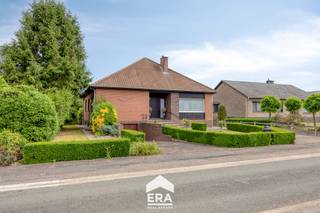 <p>Ben je op zoek naar een eigendom met veel ruimte en tal van mogelijkheden? Dan is deze degelijk gebouwde open bebouwing in een rustige, groene omgeving zeker een bezoek waard.</p>
<p>De woning werd gebouwd in 1963 en beschikt volledig op het gelijkvloers over een praktische indeling met 3 slaapkamers, een badkamer, aangename leefruimtes en een functionele keuken. Daarnaast is de woning volledig onderkelderd, wat zorgt voor heel wat extra opslagruimte. Ook de zolder biedt bijkomende bergruimte.</p>
<p>Een absolute troef van deze eigendom is de vergunde vrijstaande varkensstal van meer dan 200 m². Ideaal voor een extra opslagplaats!</p>
<p>Ook technisch werden reeds enkele belangrijke investeringen uitgevoerd. Zo werd het dak reeds vernieuwd (jaren '90), is er spouwisolatie en zoldervloerisolatie aanwezig en wordt de woning verwarmd via een gascondensatieketel. Dankzij deze ingrepen beschikt de woning over een gunstig EPC-label C.</p>
<p>Achteraan geniet je van een diepe tuin met vrij uitzicht, terwijl de ligging garant staat voor rust, privacy en een vlotte verbinding naar het centrum en belangrijke invalswegen.</p>
<p>Troeven:</p>
<ul><li>perceel van 1.938 m²</li><li>vergunde varkensstal van +200 m²</li><li>3 slaapkamers op het gelijkvloers</li><li>volledig onderkelderd</li><li>EPC-label C, geen renovatieplicht</li><li>rustige ligging met vrij zicht achteraan</li></ul>
<p>Interesse? Contacteer Max voor een bezoek en ontdek zelf de mogelijkheden van deze unieke eigendom in Meeuwen!</p>