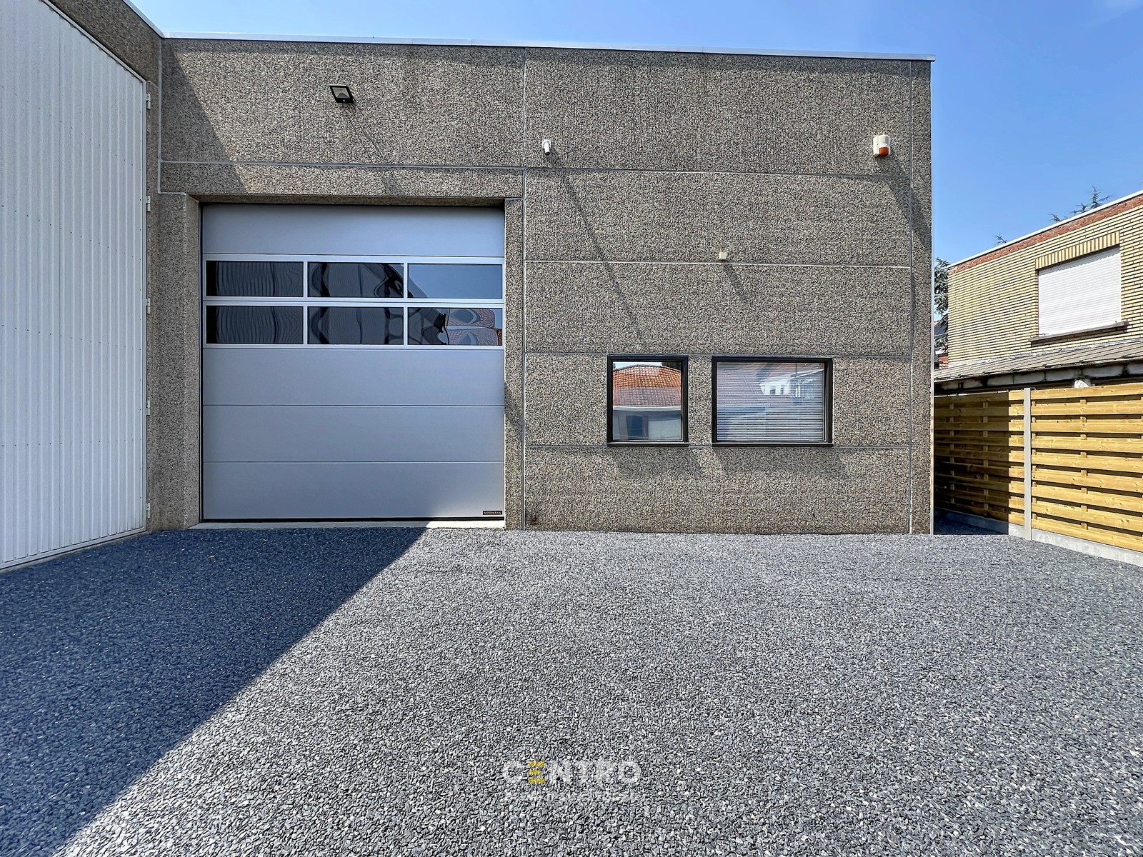 Instapklaar bedrijfspand (±345 m²) met magazijn, kantoor én 4 verhuurbare opslagunits, 1 garage en ruime parking op 603 m² te INGELMUNSTER! - foto 3