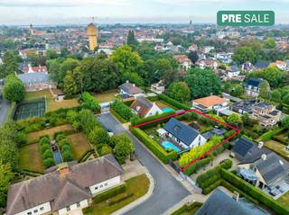 In de residentiële en prestigieuze villawijk 't Motje in Roeselare bevindt zich deze goed onderhouden en instapklare villa op een perceel van 940 m². De woning is gelegen in een doodlopende straat en combineert een rustige, kindvriendelijke omgeving met een vlotte bereikbaarheid richting het stadscentrum. Deze zorgvuldig onderhouden eigendom biedt bovendien de mogelijkheid tot gelijkvloers wonen dankzij de aanwezigheid van een gelijkvloerse slaapkamer. In de volledig afgesloten tuin geniet u van een verwarmd zwembad en 100% privacy. Hier geniet u het hele jaar door van een heerlijk vakantiegevoel.<br /><br />Indeling van de villa te koop:<br /><br />*Gelijkvloers: <br />Inkomhal met vestiaire en apart gastentoilet. Leefruimte opgedeeld in een zithoek, cosy corner en een orangerie met zicht op de tuin. <br />Volledig ingerichte luxe keuken met aansluitende berging en wasplaats. <br />Gelijkvloerse slaapkamer met eigen doucheruimte.<br />Bergingen en voorraadkelder. <br /><br />*Eerste verdieping: <br />Ruime mezzanine ingericht als zithoek en bureau (mogelijkheid tot het creëren van een derde slaapkamer). <br />Tweede slaapkamer met aansluitende badkamer (dubbele lavabo en douche) en een afzonderlijk toilet.<br /><br />* Buitenruimte: Volledig omheinde tuin van 940 m² met verwarmd zwembad met solar zwembadrolluik, terras, buitendouche en toilet. Ruime carport met werkruimte, tuinberging en een serre. Elektrische toegangspoort en ruime oprit.<br /><br />Energie en voorzieningen: 64 zonnepanelen (met resterende groenestroomcertificaten), een regenwaterput van 15.000 liter, alarminstallatie, waterverzachter....<br /><br />Ligging:<br />Gelegen in villawijk 't Motje, tussen de Rumbeeksesteenweg en de Vijfwegenstraat. Een groene en rustige omgeving op slechts enkele minuten van het centrum van Roeselare en nabij diverse voorzieningen.<br /><br />Wenst u meer informatie of een bezoek ter plaatse? Neem contact op met dossierverantwoordelijke Stijn Soenen via 0477 69 26 94 of stijn.soenen@dewaele.com.<br /><br /><br /><br />Bestuursmaatregelen in het maatregelenregister: in aanvraag