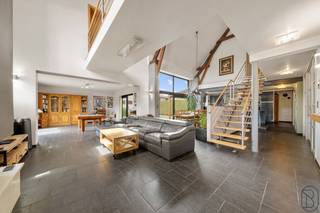 Stunning house renovated in 2007 featuring on the ground floor a beautiful entrance hall with cloakroom and toilet, a bright 100 m² living area...