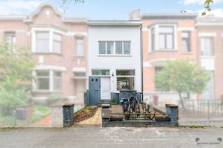 <h3><span>Ruime gezinswoning met gezellige tuin op centrale locatie in Schoten</span></h3><p><span>Deze centraal gelegen gezinswoning combineert een aangename leefruimte met heel wat praktische mogelijkheden en een gezellige tuin. Dankzij de ruime indeling, drie slaapkamers en de veelzijdige kelder is dit een woning met potentieel voor gezinnen die op zoek zijn naar ruimte en comfort.</span></p><p><span>Via de inkomhal, voorzien van een gastentoilet, komen we in de lichte leefruimte met eetruimte en een gezellige zithoek. De half-open keuken sluit mooi aan en geniet dankzij de lichtkoepel van een aangename natuurlijke lichtinval. De keuken is uitgerust met een gasvuur, spoeltafel, vaatwasser, koelkast, diepvries en combi-oven.</span></p><p><span>Vanuit de keuken is er toegang tot de aangename tuin. Deze is voorzien van een volledig drainagesysteem en beschikt achteraan over een ruim tuinhuis met elektriciteit, ideaal als bergruimte, hobbyruimte of voor het stallen van tuinmateriaal.</span></p><p><span>Een belangrijke troef van de woning is de ruime kelder die door de sta-hoogte polyvalent benut kan worden. Naast wasplaats kan deze verdieping bijvoorbeeld als fitnessruimte, hobbyruimte of bijkomende opslag benut worden.</span></p><p><span>Op de eerste verdieping bevinden zich een ruime hoofdslaapkamer en de badkamer. Aansluitend aan de badkamer is er een extra ruimte die momenteel als wasruimte wordt gebruikt, maar ook perfect kan worden ingericht als dressing, bureau of bijkomende kamer. De badkamer kan naar eigen smaak nog verder worden opgefrist.</span></p><p><span>De trap leidt verder naar de tweede verdieping, waar zich nog twee kamers bevinden. Hierdoor beschikt de woning in totaal over drie slaapkamers, aangevuld met verschillende polyvalente ruimtes.</span></p><p><span>Kortom, een ruime en veelzijdige gezinswoning met een aangename tuin, veel bergruimte en tal van mogelijkheden om de woning volledig naar eigen wensen in te richten, dit alles op een centrale locatie in Schoten.</span></p>
