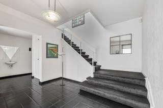 In een van de meest gegeerde villawijken van het Waasland treffen we deze moderne villa aan, discreet en rustig gelegen op een prachtig perceel...