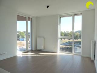 <p><span>In het mooie project 'Midden 2' te Boechout vinden we dit lichtrijk 1-slaapkamer appartement met groot terras en een prachtig uitzicht! Een toplocatie in hartje Boechout, met al het nodige op wandelafstand en een uitstekende bereikbaarheid.</span></p><p><span> </span></p><p><span>Indeling:</span></p><p><span>De 2de verdieping van het gebouw is met de lift bereikbaar. Bij het betreden van het appartement komen we in de inkomhal, voorzien van een apart toilet met handenwasser en een praktische berging met aansluiting voor wasmachine en droogkast. In heel het appartement werd een mooie parketvloer voorzien. Aan de rechterzijde vinden we de aangename woonkamer, waar de grote raampartijen voor veel lichtinval zorgen. De open keuken is volledig geïnstalleerd en voorzien van alle comfort (keramische kookplaat, dampkap, combi-oven, vaatwasser en koelkast met diepvriesvak). Een schuifraam in de woonkamer geeft uit op het buitenterras (15m</span><span><sup>2</sup></span><span>), waar u van een fantastisch uitzicht geniet. Verder is er nog de slaapkamer van 12m</span><span><sup>2</sup></span><span> en een kwalitatieve badkamer met lavabo in meubel, inloopdouche en handdoekradiator.</span></p><p><span> </span></p><p><span>Bij dit appartement hoort een ondergrondse autostaanplaats, welke mee te huren is aan 50€/mnd.</span></p><p><span> </span></p><p><span>Er werden zonnepanelen voorzien waardoor de energiekost aanzienlijk verlaagd wordt.</span></p><p><span> </span></p><p><span>Nuttige informatie:</span></p><ul><li><span>Gemeenschappelijke kosten: € 50 (lift, algemeen onderhoud, minuterie)</span></li><li><span>Huurwaarborg: 3 maanden </span></li><li><span>Plaatsbeschrijving: €225 per partij-</span></li><li><span>Beschikbaar vanaf 01/11/2026 OF 01/12/2026</span></li><li><span>EPB: label A, 45kWh/m²J</span></li></ul><p><span> </span></p><p><span>Boek nu zelf ONLINE uw afspraak in. Surf naar het betreffende eigendom op onze website <span>www.habicom.be</span></span><span> en klik op de roze knop </span><span>'PLAN EEN BEZOEK'</span><span>. <br />Kies het moment dat u het beste uitkomt, vul de gevraagde contactgegevens in en klik nadien op verzenden om te bevestigen.</span></p><p><span> </span></p>