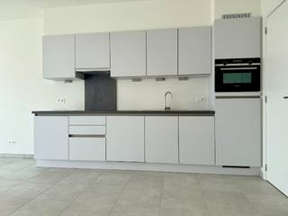 <u><strong>Serviceflat met ruim terras in een moderne, luxueuze residentie met prachtig aangelegde binnentuin en alle voorzieningen bij de hand! </strong></u><br /><br /><u><strong>Deze serviceflat is onmiddellijk beschikbaar!<br />Huurprijs: € 33,92* per dag + € 25,48** per dag basisdiensten = € 59,40 per dag = € 1.782,00  per maand<br />Voorschot gas: € 1,00 per dag*** (u hoeft zelf géén gascontract af te sluiten!<br /><br />Kelderberging en autostaanplaats beschikbaar!</strong></u><br /><br />Heeft u nood aan wat extra zorg en wil u graag naar een serviceflat verhuizen, dan is residentie Ursulinenhof een goede keuze. <br /><br />Deze serviceflat ligt in blok D, op de zesde en bovenste verdieping. De open leefruimte heeft een groot schuifraam met aansluitend het terras. Verder is er een berging, een slaapkamer met ensuite badkamer en beschik je in de kelder over een berging. Er is ook een mogelijkheid om een autostaanplaats te huren indien gewenst. <br /><br />Residentie Ursulinenhof is een luxueuze zorgresidentie: op een AAA-locatie, met een prachtige binnentuin, een brasserie waar zelfs niet-bewoners met veel plezier een hapje gaan eten, zorg van het hoogste niveau en bovendien een imposante architectuur, gebaseerd op het voormalige Ursulinenklooster dat eeuwenlang op de site bestond. U geniet er van de nodige zorgen en kan naar eigen behoefte opteren voor maaltijden (in de brasserie of in de rust van uw eigen penthouse), kinesitherapie, ergotherapie, kappersbehandelingen, pedicure, medische zorgen, ... <br />Het modern oproepsysteem is meer dan "druk op de knop voor hulp": bel rechtstreeks met één van de medewerkers voor al uw vragen, geef in het systeem aan wanneer u veilig thuis bent of erop uit trekt, kijk wie er aan de deur staat, ... Alle functies om het u makkelijk te maken, staan op één scherm. <br /><br />Spendeert u uw zilveren jaren in deze charmante serviceflat? Contacteer ons voor meer informatie of surf naar www.vdv-vanderveken.be/te-huur, kies voor dit appartement en vul de fiche in (in het gouden balkje op “Ik wil dit pand huren!” klikken).<br /><br /><em>*De prijs van de huurcomponent wordt jaarlijks geëvalueerd<br />**Basisdagprijs en huurcomponent onderhevig aan indexaties gebaseerd op overschrijding van de spilindex. Dit is volledig in beheer van Korian vzw. <br />*** De kosten voor het privatief gasverbruik worden jaarlijks afgerekend, waardoor u één keer per jaar te veel betaalde voorschotten kan recupereren of het verbruik dat niet kon worden gedekt met de voorschoten dient bij te betalen. </em>