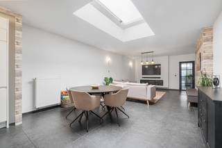 <p>Te koop: karaktervolle gesloten woning in de Lorkenstraat, hartje Gent, op een uitstekende ligging nabij scholen, openbaar vervoer en het treinstation.</p>
<p>Deze woning, gebouwd eind 19e eeuw, combineert authentieke charme met praktische indeling. Met drie volwaardige slaapkamers en een ruime badkamer biedt ze alle comfort voor een gezin. De inpandige garage zorgt voor extra gemak, terwijl de centrale ligging u snel toegang geeft tot het stadscentrum, invalswegen en voorzieningen.</p>
<p>Belangrijkste ruimtes:<br />• Gezellige living met natuurlijke lichtinval<br />• Eetkamer aansluitend op de keuken<br />• Functionele keuken met toegang tot de koer<br />• Drie volwaardige slaapkamers<br />• Ruime badkamer<br />• Inpandige garage<br />• Kelder voor extra opslag<br />• Zolderruimte waar mits aanpassingen en vaste trap extra kamers gecreëerd kunnen worden</p>
<p>Troeven:<br />• Ruime woning met 3 volwaardige slaapkamers en ruime badkamer<br />• Inpandige garage<br />• Uitstekende ligging nabij centrum en voorzieningen</p>
<p>Neem vandaag nog contact op met uw ERA-makelaar voor een bezoek. JOUW DROOMHUIS. ZO GEVONDEN!</p>
