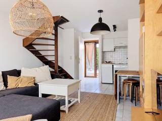 Deze instapklare (vakantie)woning is rustig gelegen in het domein Vierbarke, op een topligging tussen de vaargeul en het strand van Nieuwpoort-Bad. Hier geniet u van een aangename woonomgeving, vlak bij de wandelpromenade, de jachthaven en alle voorzieningen.<br />De woning omvat een inkomhal met apart toilet, een gezellige en lichtrijke woonkamer met open keuken, een praktische berging en een aangenaam terras. Op de bovenverdieping bevinden zich twee slaapkamers en een badkamer voorzien van een ligbad en wastafel. Bovendien beschikt de woning over een privatieve autostaanplaats in genotsrecht.<br />De combinatie van de gunstige ligging, de praktische indeling en de mogelijkheid tot permanente bewoning maakt deze woning bijzonder interessant als vaste woonst, tweede verblijf of investering.