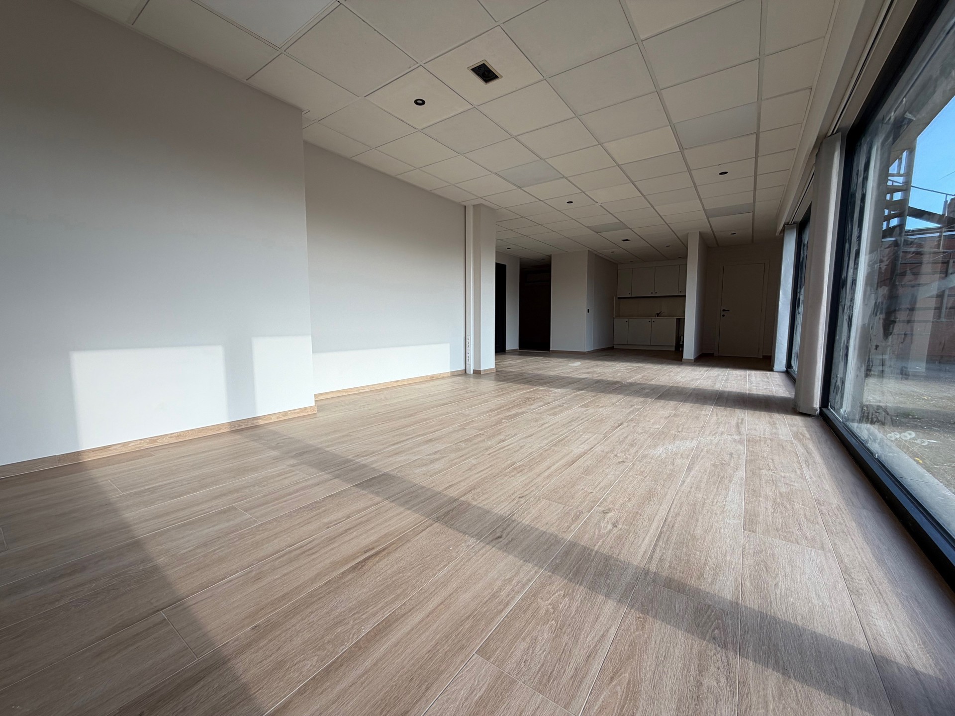 Instapklare handelsruimte van 85 m² met 4 private parkings! - foto 5