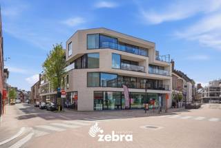 Dit verzorgd appartement is gelegen op de tweede verdieping van een goed onderhouden residentie met lift, in een aangename en vlot bereikbare buurt in Tielt. De ligging combineert rust met een uitstekende bereikbaarheid en bevindt zich in de nabijheid van winkels, scholen en openbaar vervoer.<br /><br />Bij het binnenkomen komt u in de inkomhal met gastentoilet. Aansluitend is er de lichtrijke leefruimte met een open en volledig uitgeruste keuken. Deze geeft uit op een gezellig terras aan de voorzijde. Aan de keuken is er ook een praktische berging voorzien.<br /><br />Het appartement beschikt over twee slaapkamers, die beide toegang bieden tot een eigen terras. De moderne badkamer is uitgerust met een dubbele wastafel en een comfortabele inloopdouche.<br /><br />Verder is er een autostaanplaats inbegrepen, met aansluitend een privatieve, afgesloten kelderberging, wat zorgt voor extra bergruimte.<br /><br />Het appartement is bovendien voorzien van een ventilatiesysteem C+. Daarnaast zijn er 3 zonnepanelen aanwezig, wat bijdraagt aan een energiezuiniger wooncomfort.<br /><br /><strong>Ook wild geworden van deze thuis?<br />Twijfel niet langer en leg vandaag nog uw bezoek vast!</strong>