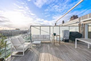 Schitterend dakappartement met één slaapkamer en extra grote zonneterrassen aan de jachthaven van Zeebrugge. De ganse dag genieten in de zon en van het uitzicht over de boten in de jachthaven. Vlotte verbinding met de tram/auto/fiets naar Knokke-Heist en Blankenberge.<br /><br />Indeling: inkomhal met ingebouwde vestiairekast, een gezellige leefruimte met directe toegang tot het ruim zonneterras. Verder een open keuken die voorzien is van alle toestellen, één grote slaapkamer, een ingerichte badkamer met lavabo en douche, een gastentoilet en een berging met aansluiting voor wasmachine en droogkast.<br /><br />De ramen werden recent vernieuwd naar hoogrendementsglas en er is een blanco elektriciteitskeuring. De mooie terrassen zijn uniek. <br /><br />Na de isolatie van het gemeenschappelijke dak vervalt de renovatieplicht. De kosten hiervoor worden verdeeld onder alle mede-eigenaars van de residentie. De renovatie werd al meermaals besproken met de VME. Na het isoleren van het dak bekomt het pand een label C (mits plaatsen 12cm PUR isolatie).<br /><br />Op het gelijkvloers een gemeenschappelijke fietsenberging en afvallokaal. Er is de mogelijkheid om in het gebouw een gemakkelijk toegankelijke dubbele garagebox aan te kopen.<br /><br />Bezoek sterk aanbevolen!<br /><br />Bezoeken? Graag na afspraak met Willem Cauwels op 050/89.27.70
