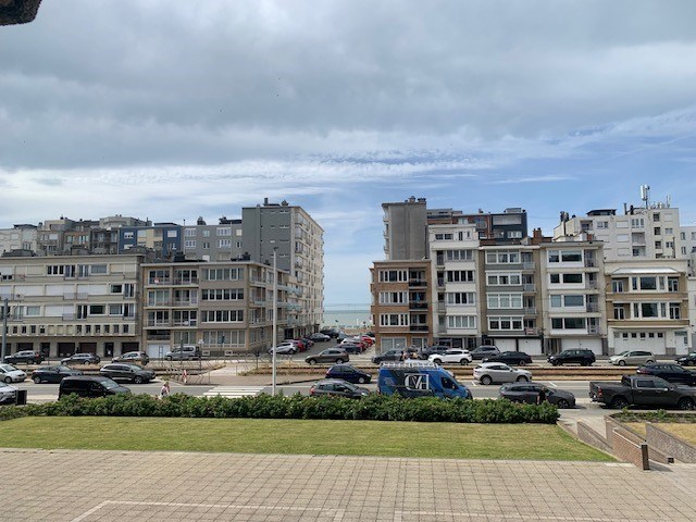 Volledig gerenoveerde studio met zicht op zee! - foto 5