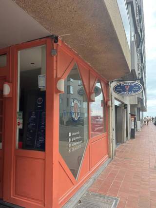 Ideaal gelegen handelsruimte in de Zandstraat, tussen het Driehoeksplein en de Zeedijk in het bruisende hart van Knokke-Heist. Dankzij de...