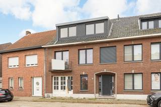 VEELZIJDIGE WONING MET POTENTIEEL IN HET HART VAN EZAART (MOL)Ligging:Gelegen in het charmante dorpscentrum van Ezaart (Mol), op wandelafstand van...