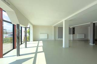 Modern en lichtrijk handelspand van ca. 224 m² met 4 parkeerplaatsen te huur op een uitstekende commerciële locatie langs de Gentsesteenweg (N43) te Deinze.<br /><br />Het recent gerenoveerde en energiezuinige pand beschikt over grote etalages met uitstekende visibiliteit. De ligging is bijzonder commercieel, in de onmiddellijke nabijheid van onder meer Delhaize, E5 Mode, McDonald's, WEBA, Lidl en de Mercedes- en Volvogarage.<br /><br />Het station van Deinze en diverse bushaltes bevinden zich op wandelafstand. Het pand beschikt over sanitair, een hoogrendementsketel en een praktische laad- en losmogelijkheid via de achterzijde. Er zijn 4 parkeerplaatsen voorzien.<br /><br />Een ideale locatie voor handel, showroom, dienstverlening of kantoor.<br /><br />Contacteer Henry Van Tornhout voor bijkomende inlichtingen of een vrijblijvend plaatsbezoek via +32 474 13 37 93 of via henry@kmovastgoed.be