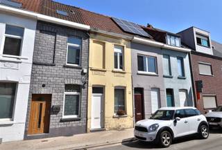 Centraal gelegen stadswoning met tuin Rustig maar centraal gelegen nabij de binnenstad vinden we deze instapklare woning. Deze bestaat uit een inkom,...