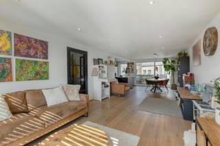 In de Emanuel Hielstraat 99A in Gentbrugge bevindt zich deze ruime en verzorgde bel-etagewoning met een bewoonbare oppervlakte van ca. 176 m². De woning werd doorheen de jaren goed onderhouden en biedt een aangename combinatie van ruimte, comfort en energiezuinig wonen.<br /><br />Via de inkomhal komt u op het gelijkvloers in een veelzijdige ruimte die vandaag dienst doet als praktijk. Deze kan naar eigen behoefte ingericht worden als bureau, hobbyruimte, extra slaapkamer of opslagruimte. Achteraan bevinden zich een handige bijkeuken/wasplaats en een berging, vanwaar u rechtstreeks toegang heeft tot de tuin van ca. 65 m².<br /><br />De eerste verdieping vormt het centrale leefniveau van de woning. De grote raampartijen zorgen voor een aangename lichtinval. De open keuken met centraal eiland sluit naadloos aan op de eet- en leefruimte en zorgt voor een bijzonder gezellige woonomgeving. Via een schuifraam is er toegang tot het terras van ca. 15 m², voorzien van een zonneluifel. Een trap verbindt het terras rechtstreeks met de tuin, waardoor binnen- en buitenruimte mooi met elkaar verbonden zijn.<br /><br />Op de tweede verdieping bevinden zich drie slaapkamers en een verzorgde badkamer met ligbad/douche. Een bijkomende zolderruimte, bereikbaar via een vlizotrap, zorgt voor nog wat extra bergruimte.<br /><br />Ook op energetisch vlak scoort deze woning uitstekend. Dankzij het EPC-label A, de zonnepanelen en de twee thuisbatterijen blijft het energieverbruik beperkt. Daarnaast beschikt de woning over een laadpaal en een parkeerplaats voor de woning. De elektrische installatie is conform. Asbestattest in aanvraag.<br /><br />De ligging is eveneens een troef. De Emanuel Hielstraat is een rustige woonstraat in Gentbrugge, met winkels, scholen, openbaar vervoer en andere voorzieningen in de nabije omgeving. De straat werd bovendien recent volledig heraangelegd, wat zorgt voor een aangename en verzorgde woonomgeving met extra aandacht voor verkeersveiligheid, fietscomfort en groen.<br /><br />Een ruime, energiezuinige woning met drie slaapkamers, een veelzijdig gelijkvloers en een fijne buitenruimte, gelegen in een recent vernieuwde straat in Gentbrugge.<br /><br />De prijs is een minimumprijs. <br /><br /><br />Bestuursmaatregelen in het maatregelenregister: nee