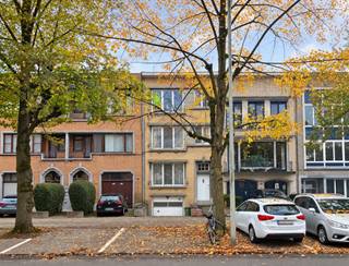 <p><span>Dit </span><span>recent gerenoveerde</span><span> appartement is rustig gelegen en biedt een vlotte verbinding naar zowel het stadscentrum als buiten Antwerpen. Het </span><span>Rivierenhof</span><span> ligt letterlijk om de hoek en ook winkels, scholen en verschillende tram- en busverbindingen bevinden zich op wandelafstand. Met de wagen bereik je vlot de E19, E313 en A12.</span></p><p><span> </span></p><p><span>Het appartement bevindt zich op de tweede en bovenste verdieping van een </span><span>kleinschalig gebouw</span><span>. De open keuken sluit mooi aan op de ruime en lichtrijke woonkamer. Verder beschikt het appartement over </span><span>twee slaapkamers</span><span> en een </span><span>zuidgericht balkon</span><span>.</span></p><p><span> </span></p><p><span>Indeling</span></p><p><span>- gelegen op de tweede en bovenste verdieping</span></p><p><span>- inkomhal</span></p><p><span>- ruime en lichtrijke woonkamer</span></p><p><span>- open, geïnstalleerde keuken</span></p><p><span>- slaapkamer 1</span></p><p><span>- slaapkamer 2</span></p><p><span>- zuidgericht balkon</span></p><p><span>- vernieuwde badkamer met inloopdouche en lavabo</span></p><p><span>- apart toilet</span></p><p><span> </span></p><p><span>Algemeen gebouw</span></p><p><span>- kleinschalig gebouw</span></p><p><span>- lage gemeenschappelijke kosten</span></p><p><span>- aparte meters</span></p><p><span> </span></p><p><span>Troeven</span></p><p><span>- recent gerenoveerd</span></p><p><span>- tweede en bovenste verdieping</span></p><p><span>- twee slaapkamers</span></p><p><span>- veel natuurlijke lichtinval</span></p><p><span>- open keuken</span></p><p><span>- zuidgericht balkon</span></p><p><span>- vlotte verbinding met Antwerpen en belangrijke invalswegen</span></p><p><span> </span></p><p><span>Ben jij geïnteresseerd in dit gerenoveerde appartement in Borgerhout, ben je op zoek naar ander vastgoed of wens je de waarde van jouw eigendom te kennen? Dan ben je bij BOLT immo aan het juiste adres! Wij helpen jou graag verder.</span></p>