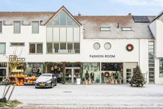 Penthouse op centrale locatie te Oud-Turnhout van ca 270m². Dit appartement omvat een private inkomhal met ruime vestiaire, zeer lichte woonkamer en eetkamer, ingerichte keuken met zeer ruime wasruimte, master bedroom op parket met dressing en ensuite badkamer, extra slaapkamer met douchekamer en ruim terras van +100m². <br /><br />Indeling: <br />U betreedt het appartement via een private inkomhal met trappenhal. De vestiaire geeft toegang tot de ruime en zeer lichte zitruimte met open haard en zicht op het zeer ruim terras. <br /><br />Via de zithoek gaat u naar de eetkeuken ingericht met toestellen (keramische kookplaat, combi-oven, vaatwas, koelkast, vriezer en dampkap) en een ruime was annex bergruimte met kasten. Via een trap in de woonkamer bereikt u de master bedroom op parket met een handige dressing en ensuite badkamer (bad en dubbele wastafel). Via de nachthal heeft u ook toegang tot een apart toilet, een 2e slaapkamer en de douchekamer met douche en wastafel. <br /><br />Inclusief naastgelegen appartement/duplex studio met badkamer, keukentje, woonkamer, terras en slaapkamer.<br /><br />Bijzonderheden: <br />* geen lift aanwezig<br />* recente verwarmingsketel (BJ 2017), ramen zijn ook enkele jaren geleden volledig vernieuwd<br />* dakisolatie aanwezig, ramen zijn recent vernieuwd (ramen vooraan in 2021, ramen achteraan in 2017)<br />* roofing dak en platte daken zijn vernieuwd in 2023<br />* zeer licht appartement<br />* conforme elektrische keuring<br />* Mogelijkheid tot plaatsen van uw auto voor en achteraan het gebouw.<br />* Gemeenschappelijke fietsenberging en berging voor vuilbakken achteraan het gebouw.<br />+ naastgelegen appartement/duplex studio met badkamer, keukentje, woonkamer, terras en slaapkamer