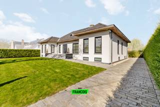 Volledig instapklare villa te Koop in Zwevegem!Deze prachtige villa in Zwevegem combineert tijdloze charme met moderne gemakken en biedt alles wat je...