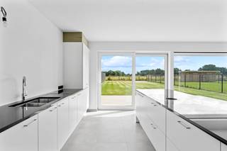 <p><strong>ALTRO VASTGOED VERKOOPT:</strong></p><p>Deze kwalitatieve, halfopen nieuwbouwwoning geniet een uitstekende bereikbaarheid. Gelegen aan de zonovergoten rechterkant van het gebouw, geniet u hier op een ruim perceel van een ongeziene lichtinval en een adembenemend, open zicht op de achterliggende velden.</p><p>De troef van het gelijkvloers is de riante living met open, hoogwaardige leefkeuken. Deze is voorzien van een groot kookeiland met geïntegreerde kookplaatafzuiging en enorm veel opbergruimte, met een perfect zicht op de leefruimte en tuin. Aan de inkomhal bevindt zich een gastentoilet en een aparte kamer, ideaal als bureau of praktijkruimte. Daarnaast beschikt de woning over een handige wasberging met rechtstreekse toegang tot de inpandige garage met elektrische poort en een ruime oprit.</p><p>Op de eerste verdieping wachten 3 ruime slaapkamers en een royale, luxueuze badkamer compleet met inloopdouche, ligbad, toilet en een dubbele lavabo.</p><p>Ook technisch en buiten is alles tot in de puntjes afgewerkt: de tuin is reeds aangelegd, volledig omheind en voorzien van een platform voor een tuinhuis. Dankzij de warmtepomp en zonnepanelen woont u hier bovendien uiterst energiezuinig.</p><p>Betaalbare en volledig afgewerkte nieuwbouw is schaars op de markt. Deze woning is beslist uw bezoek waard!</p><p><strong>Interesse?</strong> Maak snel uw afspraak: Leen De Clercq – Altro Vastgoed | 0478 69 84 34 | Leen@altrovastgoed.be</p>
