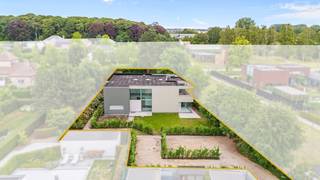 In de prestigieuze en beschermde Kasteeldreef ligt deze moderne villa van 450 m² bewoonbare oppervlakte op een royaal perceel van 1.735 m²...