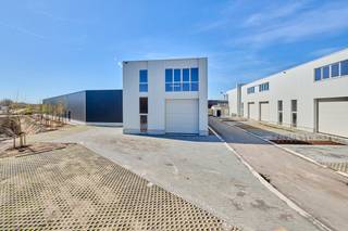 <p>KMO-unit te koop Genk - BEDRIJVENPARK KOMPELLAAN<br /><br />Bedrijvenpark Kompellaan: 21 moderne KMO-units langsheen de Kompellaan in Genk. Dit complex biedt kleine en middelgrote ondernemingen de perfecte plek om te starten, groeien en te innoveren. De unit 6 heeft een totaaloppervlakte van 269m² en beschikt over 2 parkeerplaatsen. De unit wordt casco opgeleverd.<br /><br />KMO-Unit 6<br />- oppervlakte: 207m² gelijkvloers &amp; 62m² mezzanine<br />- staalstructuur met geïsoleerde wanden en dak<br />- sectionaalpoort 4mbr x 4,2mh<br />- 2 privatieve parkeerplaatsen<br /><br />Voor meer info 011/39 90 50 of info@jansenrealestate.be<br />https://www.jansenrealestate.be/project-kompellaan/6190088/</p>