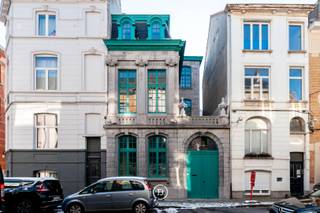 Cette maison de caractère se trouve en plein cœur de Gand. En 2020, cette maison a été entièrement rénovée jusque dans les moindres détails avec des matériaux de qualité. Le style de la maison peut être décrit en des termes puissants tels que intemporel, luxueux et charmant.<br /><br />La maison Toussyns est répartie sur quatre étages. En entrant dans la maison, nous trouvons à côté de l'entrée des toilettes pour les invités et un grand espace bureau, cabinet ou salon. Le premier étage offre un espace repas avec une cuisine hyper équipée (tous les appareils MIELE). Le deuxième étage comprend une chambre avec de beaux placards en chêne intégrés et une salle de bains avec double lavabo, toilettes, douche à l'italienne et baignoire.<br /><br />De plus, la maison dispose d'un petit grenier pratique, idéal pour le stockage. Un sous-sol entièrement aménagé et semi-enterré complète la maison. Celui-ci est doté de lumière naturelle.<br /><br />Le quartier de la maison a beaucoup de charme, typiquement gantois. Dans un rayon d'un kilomètre, nous avons de nombreuses commodités, un grand parking souterrain et bien sûr les transports en commun facilement accessibles.<br /><br />Atout supplémentaire : possibilité de location via votre société.<br />Disponible à partir du 01/04/2026.