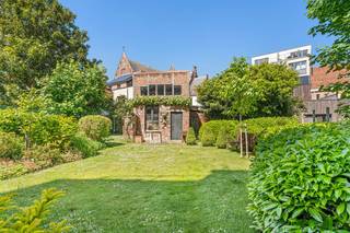 Dit mooie appartement is centraal gelegen en biedt zowel voor- als achteraan zicht op groen. Alles op wandelafstand!Bestaande uit een inkomhal met...