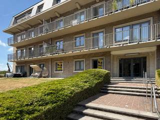 INSTAPKLAAR appartement met ondergrondse, AFGESLOTEN STAANPLAATS en APARTE BERGING, met een vlotte verbinding naar het CENTRUM VAN OUDENAARDE. Het gebouw is voorzien van CONFORME ELEKTRISCHE INSTALLATIE, HOOGRENDEMENTSBEGLAZING en DAKISOLATIE, terwijl de CENTRALE VERWARMING OP AARDGAS in 2020-2021 werd vernieuwd. Het appartement beschikt over een lichtrijke leefruimte met MODERN INGERICHTE KEUKEN, ruime slaapkamer en RECENT VERNIEUWDE BADKAMER. De afgesloten, ondergrondse autostaanplaats en afzonderlijke bergruimte zorgen voor extra praktisch comfort. Buiten geniet u van een aangename omgeving waar het heerlijk tot rust komen is. De ligging vormt bovendien een mooie troef: het centrum van Oudenaarde is vlot bereikbaar MET DE WAGEN OF FIETS, terwijl NATUURDOMEIN ’T SPEI, de JACHTHAVEN en de SCHELDE zich vlakbij bevinden. Dankzij de SNELLE AANSLUITING OP DE N60 bereikt u ook Ronse en GENT bijzonder vlot.<br /><br />Adres: Desiré Waelkensstraat 61 te Oudenaarde<br /><br />Geen renovatieplicht; P-score: A, G-score: A; Bestuursmaatregelen in maatregelenregister: neen; Vrij bij akte.