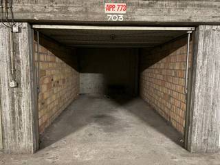 Garagebox te koop gelegen in de Royal Palace sectie 7 garagebox 703. De garagebox is voorzien van een afgesloten poort (manueel te bedienen).Afmetingen: 2,75 x 5mOp zoek naar een garagebox in de Royal Palace? Vraag dan snel uw bezoek aan. Bestuursmaatregelen in het maatregelenregister: in aanvraag