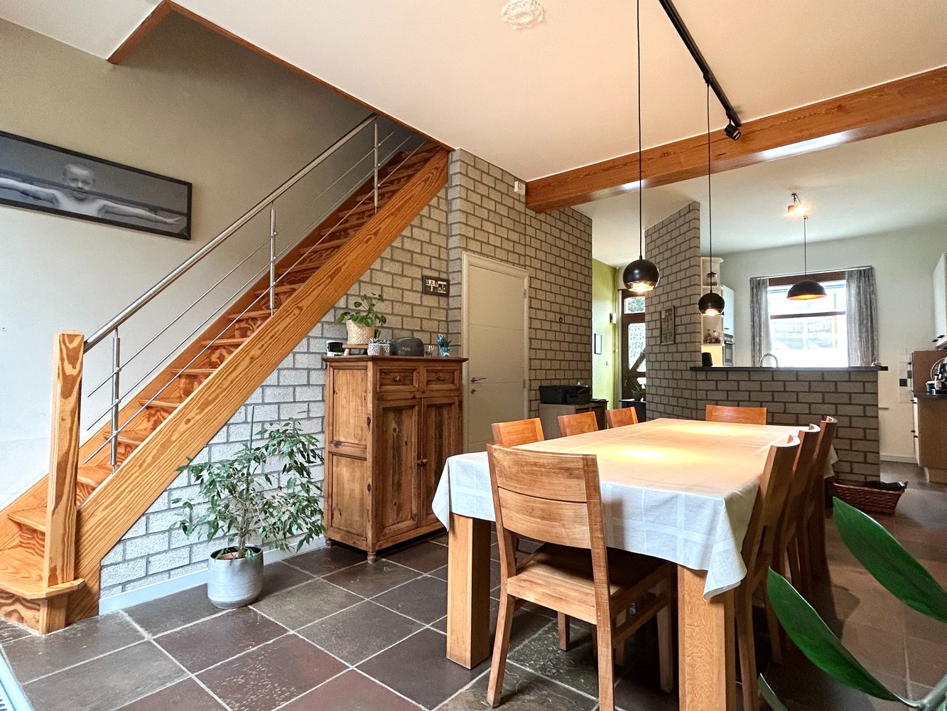 A must see - verrassend ruime woning met achteringang met privéparkeerplaatsen - foto 3