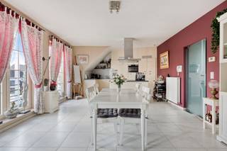 <p>Gelegen op een uitstekende en centrale locatie in het hart van <strong>Sint-Job-in-’t-Goor</strong> vindt u dit instapklare éénslaapkamerappartement met een bewoonbare oppervlakte van <strong>94 m²</strong>.<br />Bij het betreden van het appartement komt u in de inkomhal, die toegang biedt tot de verschillende ruimtes. De <strong>lichtrijke leefruimte </strong>sluit naadloos aan op de <strong>moderne, open keuken</strong>. Deze is volledig uitgerust met alle hedendaagse comfort, waaronder een koelkast, vaatwasser, inductiekookplaat, spoelbak en tal van ingemaakte kasten. Verder bereikt u via de hal de volledig ingerichte badkamer, voorzien van een douche, lavabomeubel, toilet en aansluiting voor een wasmachine/droogkast. Daarnaast beschikt het appartement over een ruime slaapkamer, die op haar beurt toegang geeft tot het <strong>zonnige en ruime terras</strong> aan de achterzijde. Tot slot is er nog een <strong>ruime zolderruimte</strong>, momenteel ingericht als opbergruimte, die kan worden omgevormd tot tweede slaapkamer. In de ondergrondse parkeergarage van het gebouw beschikt het appartement over <strong>twee privatieve autostaanplaatsen.</strong></p><p>Extra troeven:<br />- EPC: 211 kWh/m² (C-score → GEEN renovatieverplichting)<br />- Elektriciteit conform!<br />- twee ondergrondse autostaanplaatsen inbegrepen!<br />- Riante zolderruimte die met aanpassingswerken kan worden omgevormd tot tweede slaapkamer<br />- Centrale ligging op wandelafstand van winkels, horeca en openbaar vervoer</p><p>Extra:</p><p>-Niet opgenomen in maatregelenregister</p><p>- Woongebied, Gvkr verdere stedenbouwkundige informatie in aanvraag.</p><p>Voor meer info ga naar www.coenenvastgoed.be of bel 03/375.82.92</p>