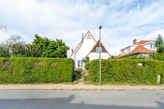 <p>[[ DIT PAND NEEMT DEEL AAN DE ERA OPEN HUIZEN DAG OP 19/9 VAN 13:00 TOT 14:00 ]]</p><p><strong>Charmante woning op wandelafstand van het centrum en nabij openbaar vervoer.</strong></p><p>Deze charmante starterswoning uit 1948 combineert een praktische indeling met een uitstekende ligging. De woning bevindt zich op wandelafstand van het centrum, winkels en dagelijkse voorzieningen, terwijl openbaar vervoer en invalswegen vlot bereikbaar zijn. Dankzij de halfopen bebouwing geniet je van extra lichtinval en een aangename woonbeleving. Met drie slaapkamers, een bureauruimte en een ruime kelder biedt deze woning tal van mogelijkheden voor gezinnen of starters die een huis willen kopen in een centrale woonomgeving. De garage en parkeerplaats vormen bovendien een extra troef.</p><p><br /></p><p><strong><u>Belangrijkste ruimtes:</u></strong></p><p>• Ruime living (33 m²) met aangename lichtinval.</p><p>• Functionele keuken (10 m²) met vaatwasser, dampkap, Amerikaanse koelkast en ingemaakte kasten.</p><p>• Bureel (6,2 m²), ideaal voor thuiswerk of hobbyruimte.</p><p>• Drie slaapkamers van 16,1 m², 11,8 m² en 10,3 m², waarvan één met ingemaakte kasten.</p><p>• Badkamer (5,4 m²) met dubbel lavabomeubel, ligbad, toilet en ingemaakte kasten.</p><p>• Praktische kelder (32,2 m²) met wasruimte, technische ruimte en aansluitingen voor wasmachine en droogkast.</p><p>• Garage (22,7 m²) met draaideuren en extra parkeerplaats.</p><p>• Zolder (6,3 m²) bereikbaar via vaste trap.</p><p>• Tuin aanwezig.</p><p><br /></p><p><strong><u>Troeven:</u></strong></p><p>• Wandelafstand van het centrum van Wezembeek-Oppem.</p><p>• Nabij openbaar vervoer en belangrijke invalswegen.</p><p>• Charmante starterswoning met praktische indeling.</p><p><br /></p><p>Meer informatie of een bezoek met Lynn Gorin? Contacteer ons via +3223351115</p><p>JOUW DROOMHUIS. ZO GEVONDEN!</p>