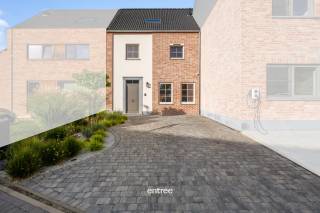 Deze charmante woning in Gijzenzele, gebouwd in 2021, biedt een moderne en comfortabele woonervaring met een bewoonbare oppervlakte van 126 m². Het huis is gelegen op een perceel van 334 m², wat voldoende ruimte biedt voor een gezellige tuin en diverse buitenactiviteiten. Dankzij de rustige ligging is deze woning ideaal voor gezinnen die houden van rust en privacy.<br /><br />De woning beschikt over drie ruime slaapkamers en een functionele badkamer, die samen zorgen voor een praktisch en comfortabel gezinsleven. De ruime en lichte leefruimtes creëren een aangename sfeer, waarin u zich meteen thuis voelt. Bovendien zijn de afwerking en energiezuinige voorzieningen van recente bouwkwaliteit, wat zorgt voor een duurzaam en modern wooncomfort.<br /><br />Daarnaast biedt deze woning twee parkeerplaatsen, wat het dagelijkse gemak aanzienlijk verhoogt. Zo heeft u altijd voldoende parkeerruimte voor uzelf en uw bezoekers. De tuin is bereikbaar via de achterzijde van het perceel, wat extra gebruiksgemak biedt, bijvoorbeeld voor het stallen van fietsen. Kortom, een prachtige woning die comfort, ruimte en praktische voordelen optimaal combineert.