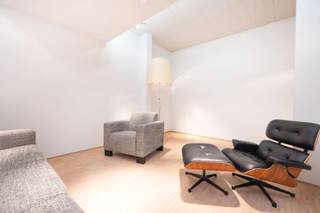 <p>Gelegen aan <strong>Chaussée de Waterloo 935, Ukkel</strong>, beslaat dit <strong>1.030 m² kantoor</strong> de <strong>hele tweede verdieping</strong> van een prestigieus gebouw uit 1970, recent gerenoveerd. Het gebouw telt drie huurders: speelbibliotheek (gelijkvloers), hogeschool (eerste verdieping) en dit kantoorplateau (tweede verdieping). Met <strong>vier gevels</strong> is er <strong>uitstekend natuurlijk licht</strong> de hele dag.</p>
<p>Indeling: <strong>open spaces, privékantoren, receptie, refter, IT/serverruimte, mannen- en damestoiletten</strong>, en een <strong>zeldzaam privéterras van 100 m²</strong>.</p>
<p><strong>Inclusief in prijs: 22 parkeerplaatsen</strong> en <strong>380 m² kelderarchieven</strong>.</p>
<p><strong>Technische kenmerken:</strong> centrale gasverwarming, airco, lift, PRM-toegang, beveiligde toegang, IT-bekabeling, volledig gerenoveerd. EPC-certificaat in aanvraag.</p>
<p><strong>Financiële info:</strong> gemeenschappelijke lasten ± €1.915/maand, onroerende voorheffing ± €23.090/jaar, parking en archieven optioneel, beschikbaar onmiddellijk.</p>
<p><strong>Bereikbaarheid:</strong> bus en tram dichtbij, stations Vivier d’Oie &amp; Diesdelle, E411, A4, Ring R0 goed bereikbaar; winkels en restaurants op wandelafstand.</p>
<p><strong>Belangrijkste troeven:</strong> 100 m² terras, flexibele indeling, prestigieus gebouw, uitzonderlijke opslag, ideaal voor dienstverleners, administratieve zetels, technische kantoren, professionele organisaties, startups of academische instellingen.</p>