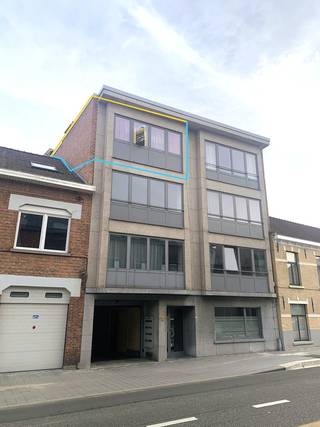 Dit appartement op de derde verdieping biedt een aangename woonomgeving met veel licht en een uitstekende bereikbaarheid.De inkomhal geeft toegang...
