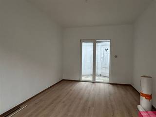 Maison mitoyenne à 'Den Dam'.Cette maison est située à quelques pas du Park Spoor Noord et a été récemment rénovée en grande partie.Aménagement :...