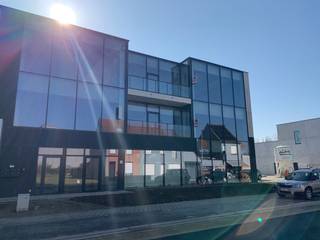 Nieuwbouw <strong>kantoorruimte van 236 m²</strong> te huur in nieuwbouwproject 'Nelca-Zuid' te Lendelede. Commercieel gelegen tussen Kortrijk en Roeselare en zeer vlot bereikbaar dankzij de nabijheid van de N36 en de E403.<br />Het kantoor is gelegen op de <strong>2e verdieping</strong> en is voorzien van <strong>grote raampartijen</strong> en balkon. Dankzij de ligging aan de Stationsstraat geniet men hier van een fantastische visibiliteit. Parkeergelegenheid aanwezig op de site.<br /><br />Deze <strong>casco kantoorruimte</strong> kunt u nog inrichten in functie van uw onderneming. <strong>Onmiddellijk beschikbaar</strong>.<br /><br />Voor meer inlichtingen, plannen of een plaatsbezoek kan u contact opnemen met <strong>PANORAMA B2B 056 222 256</strong>.