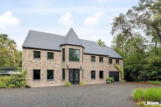 <p><span>Zeldzame nieuwbouwwoning op een perceel van 40 are met imposante tuin te Kapellen</span></p><p><span> </span></p><p><span> </span></p><p><span> </span></p><p><span> </span></p><p><span>Deze prachtig, beveiligde en energiezuinige, villa die hoogstaand is afgewerkt met perceelsoppervlakte van 40 are is gelegen in een groene omgeving aan de overkant van het natuurgebied  het ‘Groot Schietveld’ en op slechts een kleine 10 km van centrum Brasschaat. Door de smaakvolle kwalitatieve elementen is deze woning werkelijk uniek te noemen. Deze woning omvat maar liefst 5 of meerdere ruime slaapkamers, badkamer, grote dressing, bureauruimte, lichtrijke leefruimte met open keuken, grote bergruimte, wellness, inpandige garage en een volledig ingerichte 2de verdieping met extra opbergruimte. Deze woning biedt tal van mogelijkheden waardoor deze woonst geschikt is voor iedereen.</span></p><p><span> </span></p><p><span>Gelijkvloerse verdieping</span></p><p><span>De imposante inkomhal met glas in lood ramen vormt meteen dé eyecatcher van de woning. Deze ruimte verleent ook toegang tot de bureauruimte en de zithoek met prachtig uitzicht over de tuin. De open keuken is voorzien van alle comfort met talrijke kasten en schuiven. Alle noodzakelijke toestellen zijn aanwezig: vaatwasser, ijskast, inductie kookplaat met ingebouwde dampkap, spoelbak met Quooker-kraan. </span></p><p><span>Bovendien is de wellness-ruimte met sauna/infraroodcabine en inloopdouche toegankelijk via de open leefruimte.  </span></p><p><span>Via de bergruimte met ingemaakte kasten bereikt men de inpandige garage. Alle nutsvoorzieningen zijn mooi weggewerkt in de kasten.</span></p><p><span> </span></p><p><span>Eerste verdieping</span></p><p><span>De eerste verdieping, bereikbaar via een volle eiken trap is voorzien van 4 grote slaapkamers, dressing (of extra slaapkamer) en badkamer. </span></p><p><span>De badkamer is smaakvol ingericht en voorzien van een dubbele douche, ligbad, handdoekdroger en lavabomeubel. Ook vanuit deze ruimte wordt het prachtige uitzicht over de tuin benadrukt. </span></p><p><span> </span></p><p><span>Tweede verdieping</span></p><p><span>De tweede verdieping is volledig ingericht en fungeert als hobbykamer, gameroom en cinemakamer alsook nog extra bergruimte. </span></p><p><span>Deze verdieping leunt zich toe om iedere inrichting naar wens te maken.</span></p><p><span> </span></p><p><span>Tuin en overdekt terras</span></p><p><span>Aan de woning bevindt zich een overdekt terras waar je bij alle weersomstandigheden kan genieten van een prachtig uitzicht over de aangelegde tuin. </span></p><p><span>Ook de orangerie zorgt voor een eye-catcher in de tuin. Bijkomende zijn de faciliteiten voor een zwembad/zwemvijver ook voorzien. </span></p><p><span> </span></p><p><span>Bijzonderheden</span></p><p><span>Verkoop onder verkooprechten dus niet onder BTW</span></p><p><span>Energiezuinige woning: label A - E40</span></p><p><span>Ventilatiesysteem type D</span></p><p><span>Domoticasysteem: programmeerbare schakelaars</span></p><p><span>Rookmelders</span></p><p><span>Alarmsysteem en bewegingsdetectoren</span></p><p><span>Regenwaterput</span></p><p><span>Kruipruimte 1,2 meter</span></p><p><span> </span></p><p><span> </span></p><p><span> </span></p><p><span> </span></p><p><span> </span></p>