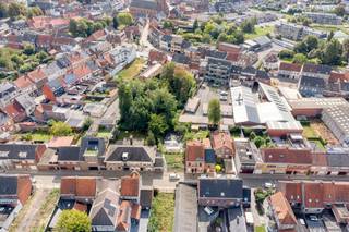 Nabij het centrum van Meulebeke vinden we deze verrassende percelen grond terug die uitgeven op zowel de Kasteeldreef als de Parochiehoek.Dit...