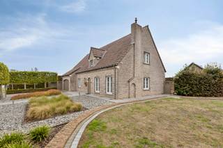 <p>In een rustige straat in Paal (Beringen) vinden we deze ruime, vrijstaande gezinswoning aan de Oude Baan 218. Met haar karaktervolle uitstraling, groene tuin en ruime perceel van 10a04ca geniet je hier van rust en privacy, terwijl scholen, winkels en de E313 vlakbij liggen. Zo woon je rustig, maar ben je toch vlot onderweg richting Hasselt en Antwerpen.</p>
<p></p>
<p>De woning werd gebouwd in 1995 en is door de jaren heen goed onderhouden en op verschillende momenten vernieuwd. Zo kreeg de leefruimte in 2014 een grondige update met onder meer een stijlvolle TV-wand met gashaard en indirecte verlichting, een parketvloer in de zitkuil en een spanplafond met inbouwspots. In 2015 volgden ook nieuwe keukenfronten en -toestellen van het merk Siemens.</p>
<p></p>
<p>Ook op technisch en energetisch vlak werd de woning de voorbije jaren verder uitgebouwd. Het dak is voorzien van 28 zonnepanelen (met certificaten) en werd geïsoleerd, zowel onder de dakhelling als op de zoldervloer. Daarnaast beschikt de woning over spouwmuurisolatie, een alarmsysteem en camerabewaking.</p>
<p></p>
<p>Via de inkomhal kom je binnen in de woning. Op het gelijkvloers bevinden zich een apart bureau (eventueel ook in te richten als slaapkamer), een gezellige leefruimte met gashaard en een eethoek die mooi aansluit op de volledig uitgeruste keuken met ontbijthoek. Vanuit de leefruimte en de keuken heb je bovendien mooi zicht op de tuin.</p>
<p></p>
<p>Verder is er op het gelijkvloers een gastentoilet, een aparte wasplaats met extra doucheruimte en een ruime inpandige garage.</p>
<p></p>
<p>Op de eerste verdieping tref je drie slaapkamers en een badkamer aan, met bubbelbad, toilet en een dubbel wastafelmeubel. Daarnaast zijn er nog twee bijkomende opbergruimtes, ideaal in te richten als dressing of gewoon als extra bergruimte.</p>
<p></p>
<p>Tot slot beschikt de woning nog over een zolder en een ruime kelderverdieping met stookplaats en voldoende opslagmogelijkheden.</p>
<p></p>
<p>Ook buiten heeft deze woning heel wat te bieden. De volledig omheinde en aangelegde tuin biedt heel wat privacy en telt bovendien een tuinhuis. De ruime oprit biedt plaats aan meerdere wagens, en naast de woning is er ook nog een carport, afgesloten met een elektrische poort.</p>
<p></p>
<p>Kortom: een ruime en goed onderhouden gezinswoning met karakter, een mooie tuin en heel wat praktische extra's. Een fijne thuis voor wie op zoek is naar ruimte, rust en comfort, met alle nodige voorzieningen binnen handbereik.</p>
<p><span>Elektrische installatie:</span><span> de installatie werd bij de eerste keuring niet conform bevonden. De vastgestelde inbreuken zijn inmiddels verholpen en een herkeuring is aangevraagd voor </span><span>29/09/2026.</span></p>
<p>Benieuwd of dit jouw nieuwe thuis kan worden? Contacteer ons voor meer informatie of een bezoek via +32 487 50 27 93 of <span>isa@jamar.immo</span>.<br /><br /><em>Alle relevante attesten en documenten kan u downloaden onderaan de omschrijving van het pand op onze website: www.jamar.immo. Verdere informatie is beschikbaar op aanvraag.</em></p>